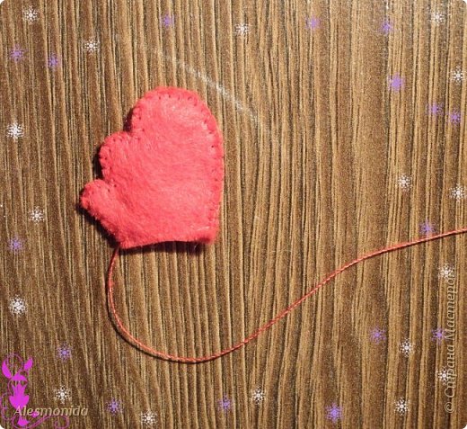 Начнем с гребешка, красной ниткой сшиваем две части петельным швом, не зашивая полностью: (фото 6)