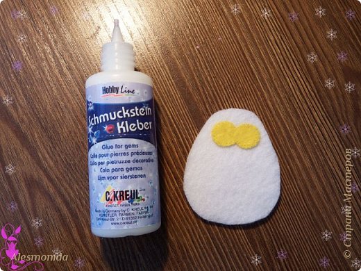 Далее с помощью клея (здесь я применяла клей для ткани и страз), приклеиваем наши глазки: (фото 10)