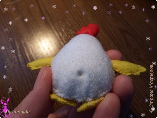 Проделываем отверстие для хвостика: (фото 25)