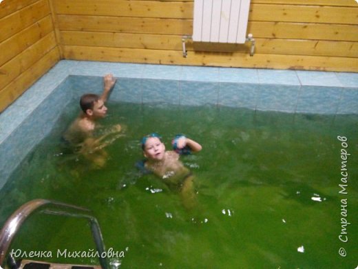 11 декабря мы задумывали провести ночную прогулку, но нас неожиданно пригласили в баню и мы с радостью приняли приглашение, ведь к бане ещё прилагался бассейн! Как отлично мы провели этот день - вволю попарились берёзовым и еловым веничками, обтирались снегом и снова парились, набултыхались в бассейне. А после бани даже в снежки поиграли и снежных ангелов делали. Только фотографироваться забыли, осталась одна фоточка на память. (фото 23)