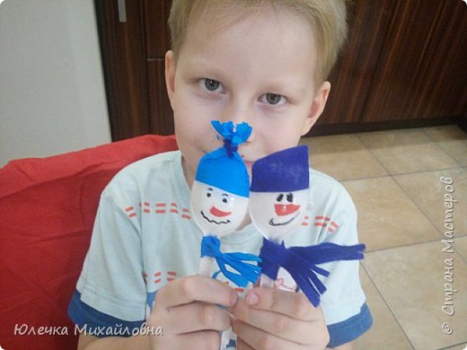 12 декабря у нас был чайный день. Позже я узнала, что есть праздник -день чая, который отмечается 15 декабря, немного мы не угадали день. Но чаю вкусного мы всё равно попили - купили вкусняшек, заварили чай с травками и вечером, когда все собрались с работы и со школы дома - почаёвничали.
13 декабря - день кроссворда. Оказывается Егор у меня ещё не разгадывал кроссворды,по9этому ему очень понравилось это занятие. Удивительно было, что в каждом кроссворде, который мы разгадывали было одно и тоже слово - валенки.!
14 декабря - день сюрприза. Этот день я подсмотрела у Оли и почти полностью сделала также. Дети искали подарок по запискам- подсказкам. Я в это время была на работе, а они мне названивали по телефону, пояснить подсказки требовали. Я им намекала, тайну не выдавала. Через час нашли сюрприз - конфеты.
15 декабря - день снеговика. После школы Егор предложил другу снеговика слепить, но было холодно и они отказались от такой затеи. Поэтому снеговиков мы уже дома делали. Из пластиковых ложек парочку придумали.
 (фото 24)