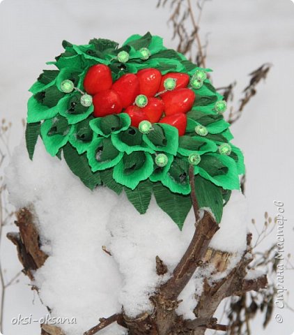  Новогодняя открытка.
"Сладкая клубника" ссылка на коллаж  http://gallery.ru/watch?ph=bSsY-gRDDy
 Ручной букет
Состав материалов: бумага гофрированная, ягоды декоративные

Состав конфет: 31шт Шарлет,
Я с клубничкою дружу,
Красотой любуюсь.
Целый день в саду хожу,
За неё волнуюсь.
Любят ягоды таскать
Галки да сороки.
Им и с дерева видать
Аленькие щёки.
Ароматна и крупна,
И растёт не в чаще,
И, по-моему, она
Земляники слаще.
Я с клубничкою моей
Летом не скучаю:
Пить даю водички ей,
Усики срываю.
Стала ягода крупней —
За заботу платит.
Приглашу своих друзей —
Всем клубники хватит
Автор: Мирясова Валентина Ивановна (фото 5)