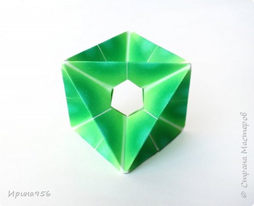 "Gyroscope".
Из книги Lewis Simon, Bennett Arnstein, Rona Gurkewitz "Modular Origami Polyhedra".
6 модулей (5 х 5 см.)
Размер - около 7 см. (фото 20)