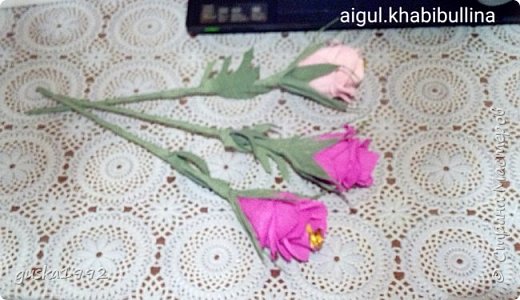Цветочки из конфет и гофрированной бумаги (фото 2)