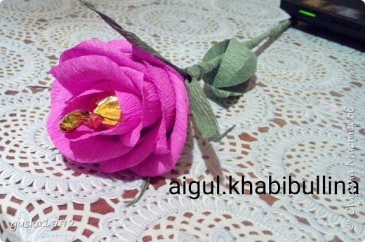 Цветочки из конфет и гофрированной бумаги (фото 6)