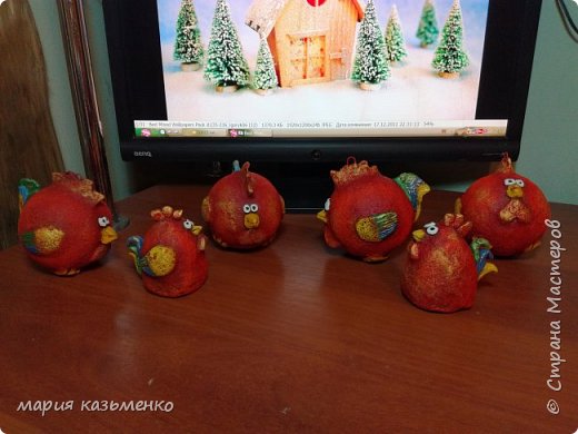 Всем здравствуйте! Хочу показать своих петушков на елку. Два маленьких на переднем плане не вешаются, задумывались как стоячие фигурки на праздничный стол или на полочку. (фото 1)