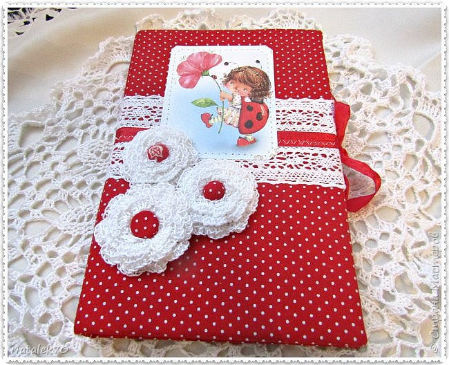 Доброго времени суток, Страна!!!! Ох...как же давно я не была здесь!!! Соскучилась ужасно!!!!  Не знаю, когда бы еще сподобилась, если не наш, всеми любимый конкурс Хотелок. Как всегда, было море эмоций, море юмора и позитива!!! Спасибо огромное всем, кто принял участие в этом потрясающем действии, это было незабываемо!!!! Большое спасибо нашей любимой Людмиле Львовне, ее неизменным помощницам-Ритуле и Юлечке!!!! Я вас очень люблю!!!!
Итак....хотелка первая-Ежедневник в текстильной обложке.  Всегда облизывалась на подобные вещи, такие они мииилые, уютные, мягенькие. Но воплотить желание в жизнь мешала моя жаба) А что если не получится? Столько хороших  материалов переведу зазря...жаааалко же) Осуществить мечту мне помог волшебный пинок от нашей Людмилы Львовны.  Отпихивая жабу,  c возгласом  «йооо хууууу» оторвала таки обложку от блока)  К сожалению процесс не снимала, трудилась в основном по ночам)) За основу брала этот МК   http://otkritki-cardmaking.blogspot.ru/2012/03/blog-post_4345.html  большое спасибо автору!!!! 

  (фото 1)