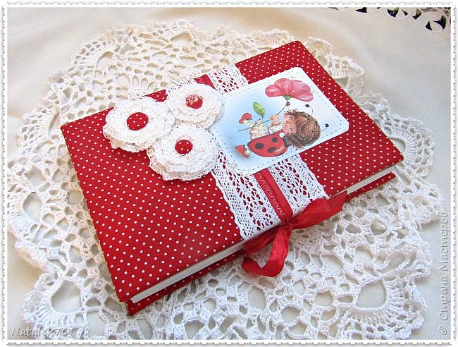 Цветочки связаны крючком. Пуговки в серединке обтянула тканью и пришила в серединку.  (фото 2)