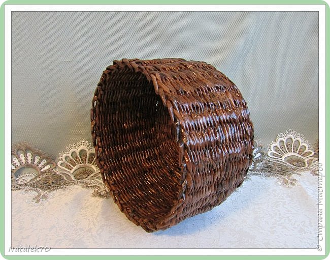 Не могла я пойти к своим подружкам-плетушкам за советами и поддержкой, нужно было сохранять интригу до самого конца. Поэтому пришлось  найти  более-менее понятные для новичка МК и взяться за дело. С непривычки от кручения трубочек появились мозоли, трубочки не хотели укладываться ровно, норовили выскочить при наращивании, но я не сдавалась)))) И когда получилось что-то похожее на корзиночку, пищала от радости на весь дом))))) (фото 6)