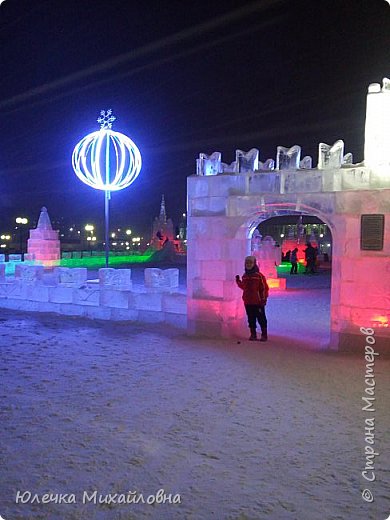 У входа в городок. 
В этом году темой городка стал Московский Кремль.  (фото 49)