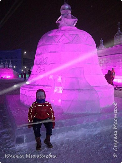 И царь-колокол!
А на улице пошёл снежок и ветер поднялся, они на фотографиях стали оставлять полосочки, поэтому репортаж из городка заканчивается. (фото 51)