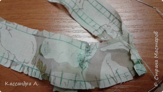 Обратите внимание, на воротнике деления для стежков расположены через пол-сантиметра, а на лифе - через целый сантиметр, за счёт чего и образуются складочки. Этот приём я использую, пришивая манжеты к рукаву и юбку к корсету. (фото 6)
