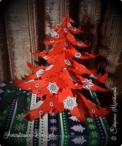 Всех с наступившим Новым 2017м Годом!!
Выкладываю свою новогоднюю ёлочку с небольшим опозданием, но уж лучше поздно, чем никогда))
Ёлочки обычно зеленые, но наступил Год Красного Огенного Петуха, и новогодние украшения у меня в этот раз преобладают в основном красные. Вот и ёлку вынь да положь мне именно красную ёлку вместо зеленой! :)) (фото 1)