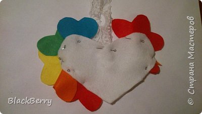 Скрепляем все части петушка булавками, думаю, по фото все понятно)
Бородка - сложенное сердечко) (фото 3)