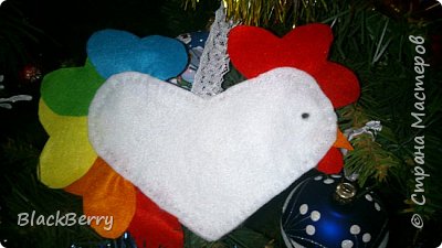 Вот такой петушок у нас получился))
Можно украсить его бисером, пайетками, посыпать блестками, но мне кажется, он и так получился очень симпатичным)) (фото 7)