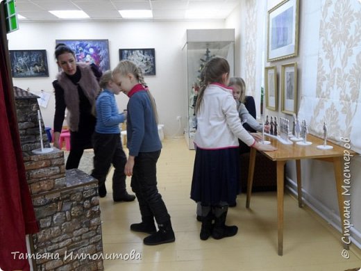 Сначала мы вспоминали сказки  и с помощью кубиков составляли последовательность в сказках .Дошла очередь до "Спящей красавицы" и детей попросили ещё выбрать героев для заключительного бала.Деревянные герои хранятся в самом последнем ящике стеллажа. (фото 12)