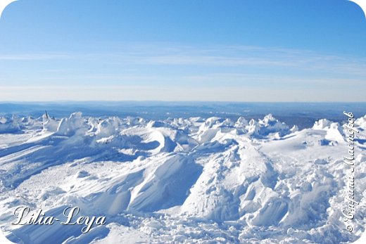 Для сравнения поместила фотографию наземного зимнего пейзажа.
Снежные "облака" истоптаны сотнями пар обуви.
Но так же бело, так же свежо и так же... бескрайне и масштабно)
Вдали виднеется селение.  (фото 23)