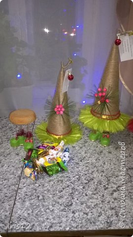а вот и он))) На бумажке кстати написано как это сюрприз добыть:
"Елка-топотушка, я вовсе не простушка,
Ты за ножки придержи,
За мокушку потяни
И узнаешь , что внутри."
МК по таким елочкам нигде не нашла, делала как подсказывали мне мои фантазия и навыки. Получилось устойчиво и открывается легко. (фото 3)