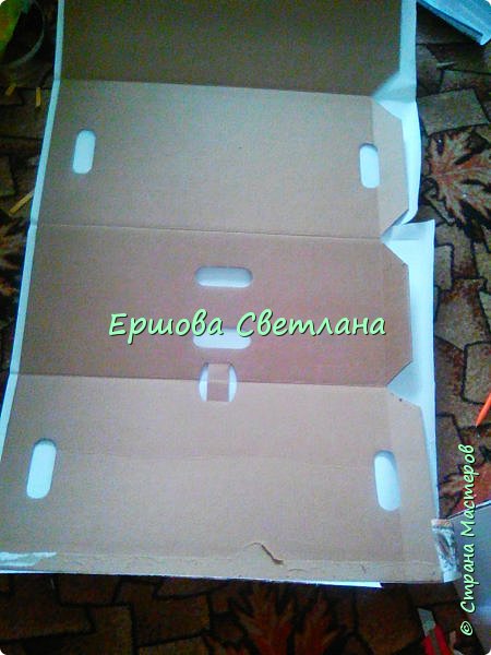 это из картона более плотного , (чем коробка из под мороженого использованная нами в основании и перекладинах), выкроен и обклеен обоями ... (фото 5)