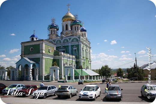 Главная достопримечательность г. Ельца Липецкой области - Вознесенский собор.
В нем крестили моих предков, меня, мою дочь. Здесь мама освятила и мои рамки.
Собор построен в конце 19-го века по проекту зодчего Константина Тона на НАРОДНЫЕ деньги.
При строительстве не пропала ни одна копейка!


Елец очень старинный город (старше Москвы). 
Под ним остановились несметные полчища кровожадного Тамерлана, пытавшегося захватить Русь.
Елец внесен в Золотое кольцо России.

Надеюсь, летом этого года мне удастся сфотографировать для вас церкви, монастыри, часовни, гробницы.
руины башни, куранты и другие достопримечательности древнего города.
Это город, где отдыхает душа, останавливается время, где воздух насыщен запахом времён... (фото 6)