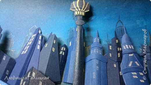 Три слоя домов-небоскребов получилось. Их около 45 штук, каждый- разный по архитектуре, и вырезан отдельно! Девять разных дизайнерских бумаг синих цветов и разных фактур. И цвет огней в окнах тоже разный- от бледно-желтого до насыщенно-золотого (фото 4)