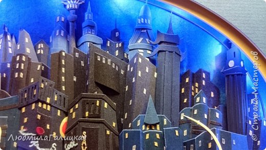 Подсветка, кстати, просто идеально совпала по месту с голубыми разводами на фоновой бумаге! (фото 7)