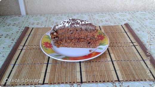 Всем привет!!!
Хочу поделиться рецептом малокалорийного тортика на скорую руку.
Рецепт не новый, помню пекли его в 90 годы, как говорится из ничего. Но вспомнила его, зайдя на тот же сайт откуда родом торт "Колибри"http://andychef.ru/recipes/carrot/.
Рецепт от меня.
Для приготовления морковного торта берем
200г. сахара ( брала обычный,без всяких там наворотов)
250г муки,
1 большой стакан тертой на средней терке моркови,
150г масла растительного
1/4 стакана кефира ( в моем случае это была ряженка)
2 ч. ложки корицы,
1 ч. ложка мускатного ореха,
2 яйца,
1ч. ложку крахмала,
около 100г орехов ( у меня ореховый коктейль из "Магнита"
1 ч. ложка без верха гашеной соды,
щепотка соли.
Масло, кефир, сахар смешиваем, добавляем тертую морковь( в моем случае получилось морковки 1,5 стакана- убавлять не стала). Добавляю остальные ингредиенты. Яйца взбиваю миксером, ввожу последними.
Выпекаю при 180 градусах 30-40 минут. из этого количества теста делаю 2 коржа. Текстура у коржей получилась очень нежная. Вкуса и запаха моркови совсем не ощущается. Цвет- насыщенно-оранжевый ( фото не передало это).
Что бы сделать малокалорийным - крем заварной.. Если промазать сливочным- будет очень вкусно. Но и с заварным у моих пошел на ура.
(фото 1)