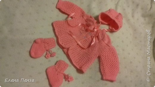 Здравствуйте, мои дорогие! Решила здесь собрать вязанные работы за прошлый год.
Костюмчик для малышки (фото 1)