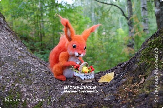 Игрушку можно поставить в любом положении. 
Сама еще не могу наигратся..... (фото 2)