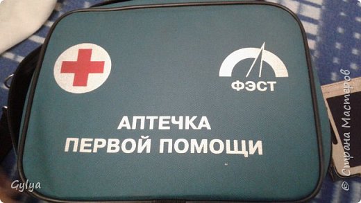 Пустой чемодан-аптечку выклянчила на работе в охране труда. Первоначально собиралась уложить все в пластиковый бокс, но мне кажется, настоящий медицинский чемодан, для детей будет весомее ощущаться в игре:) (фото 4)