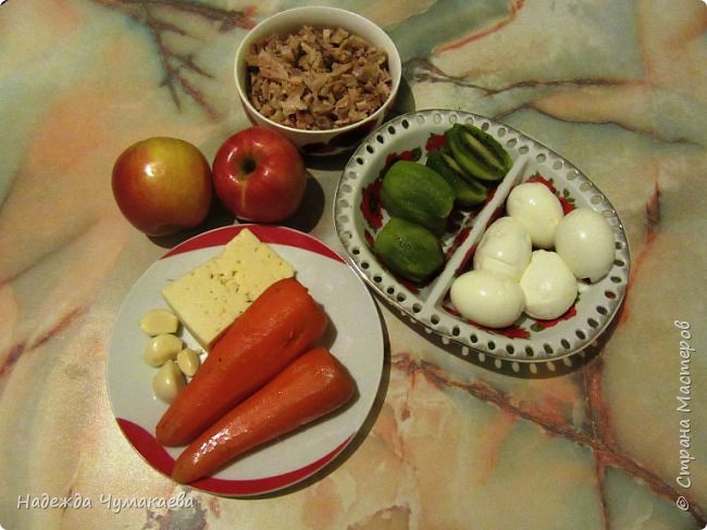 Этот салат занимает больше времени на приготовление, но он такой вкусный и нежный, что не могу удержаться, чтобы не поделиться с вами.
•	Слоями: курица отварная, киви - мелко нарезать, яблоко, яйца - натереть, вареная морковь – натереть, все слои промазать майонезом (можно с чесноком), сверху тертый сыр.

 (фото 10)