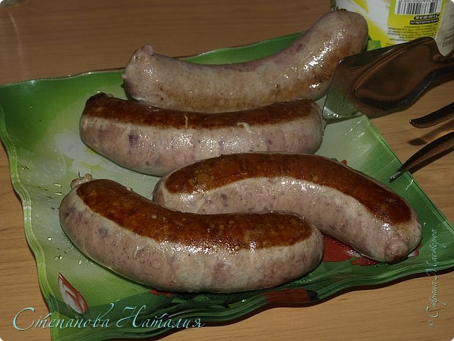 колбаски вытаскиваем и нарезаем их на средние кусочки (фото 3)