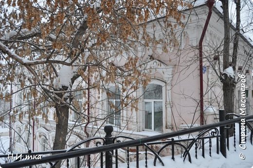 Центральная городская библиотека им.К.Т.Хлебникова - старейшая в Российской империи, была открыта 16 апреля 1840 г. Здание ЦГБ является памятником архитектуры регионального значения (особняк купца М. Я.Софронова). Сюда часто захаживают туристы и гости города. (фото 7)