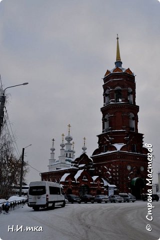 В Кунгуре 4 действующих церкви, а до революции было 12. Самой старой и особо почитаемой является Тихвинская церковь. В храме хранилась святыня – икона Тихвинской Богоматери. Рассказывают, что эта чудотворная икона в январе 1774г. спасла жителей города от пугачёвцев. (фото 2)