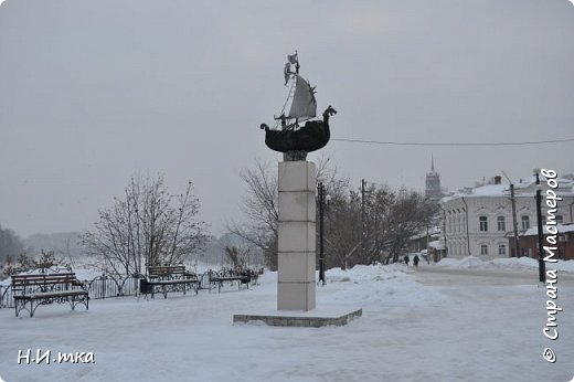 А вот памятник первооткрывателям земли Кунгурской, который тоже нельзя не показать.
Выполнен он в форме ладьи, похожей на те, на которых уходил в свой Сибирский поход атаман Ермак. (фото 5)