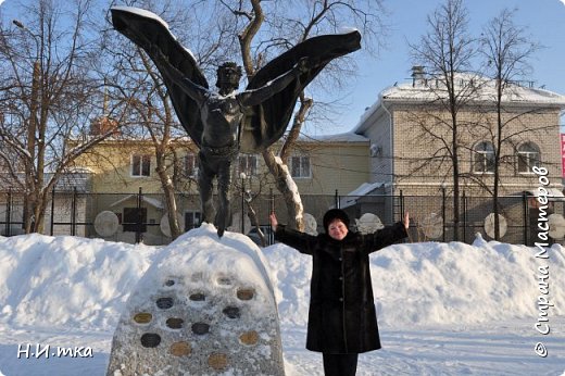 Вот такой оригинальный памятник Никите Летуну -  первому человеку, совершившему по легенде полет на деревянных крыльях.  Он посвящён тем людям, которые пытаются освоить небо. Символично, что монумент установили в сквере Воздухоплавателей. (фото 21)