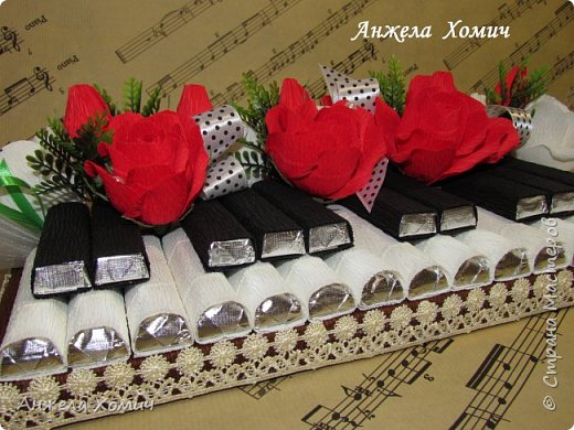 Порционный шоколад Аленка и Трюфель. Никогда бы не подумала, что разные шоколадки порционные разные по толщине и высоте, в магазине купила разные шоколадки для одной работы (ушло 3 штуки), пришлось подгадывать. Чуть не пролетела. В розах Марсианка. (фото 9)