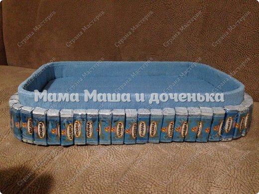 Бортик получился ровным, и осталось из картона вырезать клюшки, обклеить их бумагой, и задекорировать конфетами. К внутренней части бортиков я также приклеивала конфеты. (фото 3)