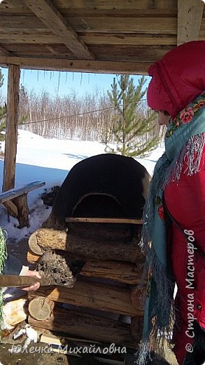 В такой печи ханты готовят некоторые блюда. Например, пекут хлеб. Печь снаружи обмазана глиной и стоит на таком "колодце" из брёвен. Хлеб получается большими буханками. Но мы не дождались, когда он будет готов. (фото 5)