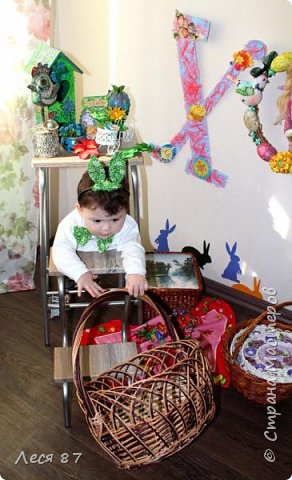 Зайчики на стене, вырезала из картона, приклеивала на двухсторонний скотч, очень даже не плохо смотрятся, идею увидела в интернете! (фото 12)