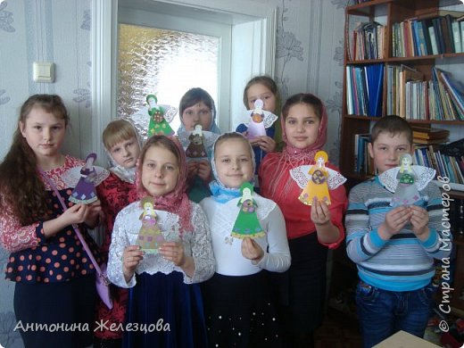 Дети довольны своим результатом. При оформлении ангелов использовали цветной скотч. Очень удобен в работе. (фото 15)