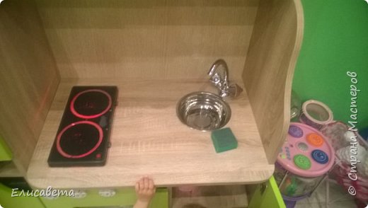 Здравствуйте) Недавно мы получили нашу прекрасную детскую кухню, сделанную на заказ. Прибыла она к нам без раковины, смесителя и плиты. Многие вероятно видели икеевские кухни с игрушечной варочной панелью, которую не отличишь от настоящей. К сожалению нигде! отдельно такой панели мы не нашли. Решили изобретать. (фото 1)