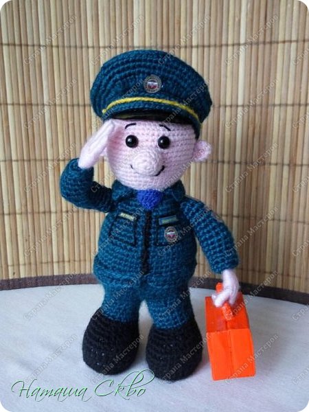 Высота фигурки 20 см, самостоятельно стоит, руки на проволочном каркасе, фуражка съемная. (фото 9)