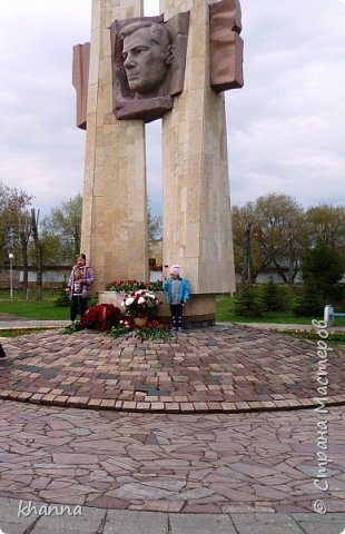 Возложение цветов к монументу Мусы Джалиля, татарского поэта, узника концлагеря. (фото 2)