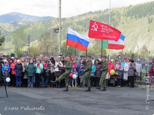 После торжественного митинга прошёл смотр песни и строя. (фото 10)