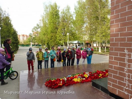 Ребята возложили цветы к памятнику тульскому рабочему полку. (фото 4)