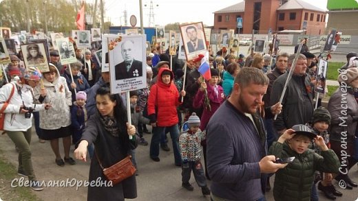 Город Бердск - 100 тысячный городок по численности населения. около 4500 человек встало в строй Бессмертного полка. А сколько стояло зрителями... (фото 8)