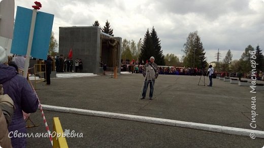 Подошли к Вечному огню... У колонны "Никто не забыт-ничто не забыто" стоит руководство города. (фото 22)