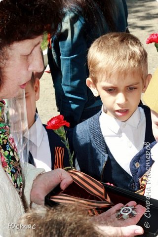 Каждый год я приношу и показываю ребятам папин орден Отечественной войны и старинный, времён первой мировой войны, солдатский георгиевский крест. «Георгия» я нашла в золотом речном песке на дороге. Ребята, слушая мой рассказ, хором говорят: «А у нас дома тоже есть ордена…» (фото 5)