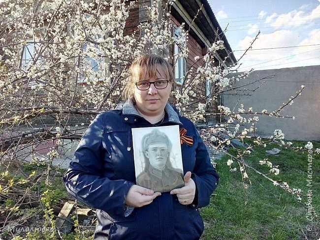 И вечером 9 мая она сфотографировалась у дома, который построил мой отец, где я родилась и выросла. И эту сливу более 40 лет посадил отец. 
 Дедова слива и дедов портрет. Деда, в живых, давно уже нет..... (фото 25)